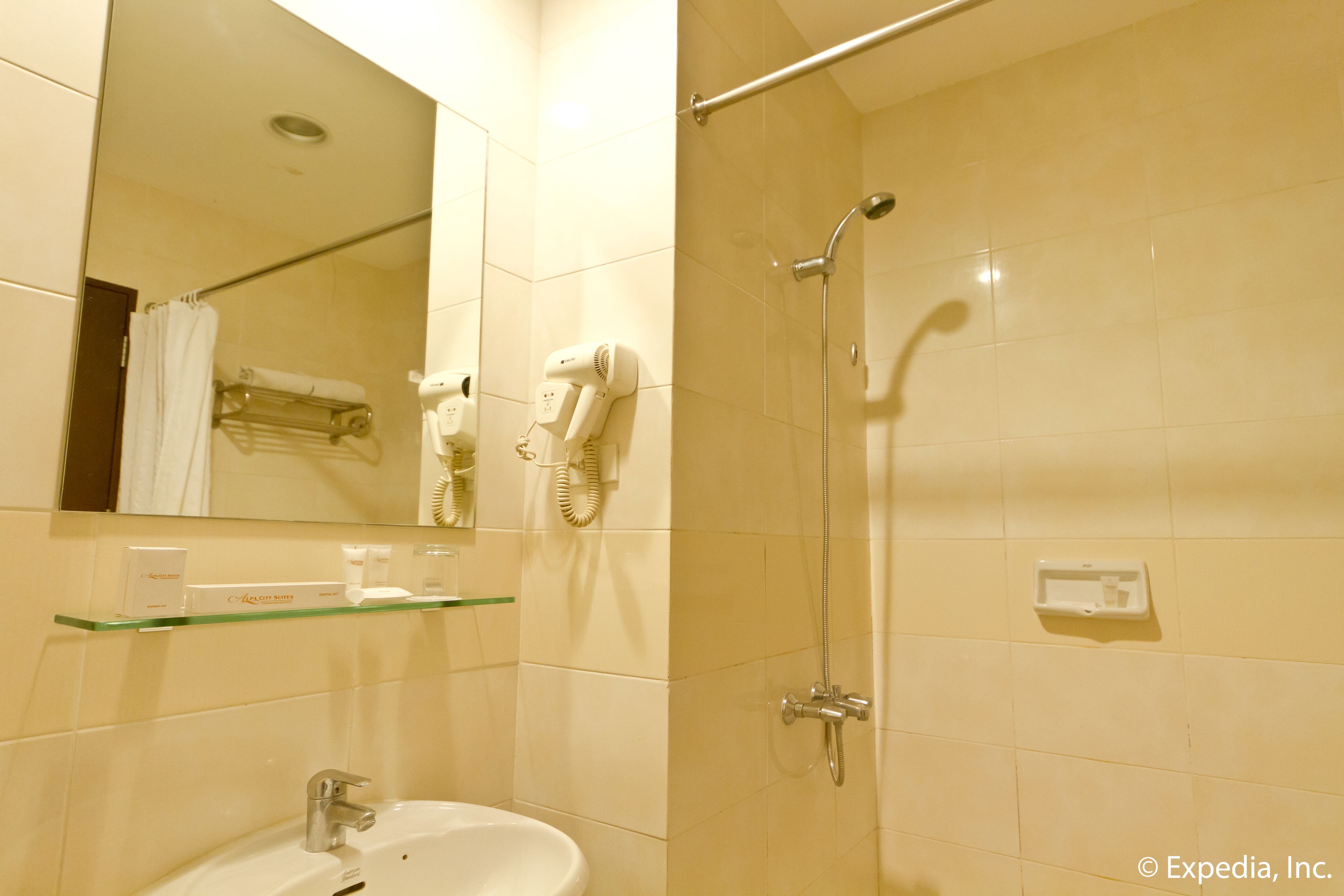 deluxe suite | bathroom | shower, free toiletries, hair dryer, slippers