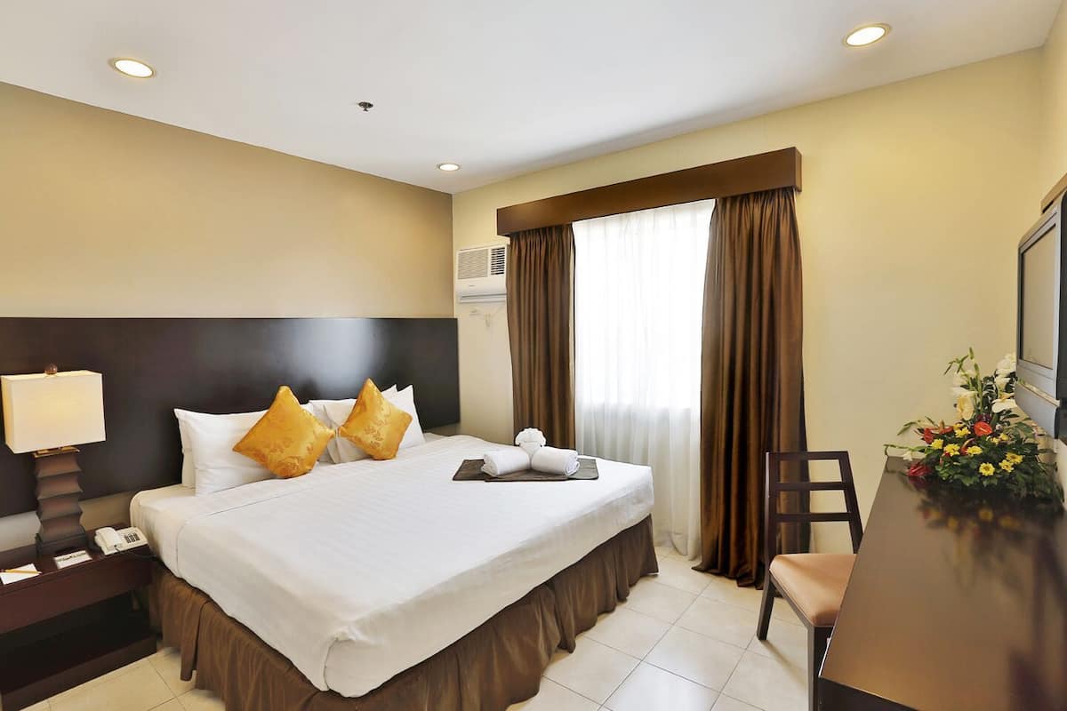 Premium bedding, down duvets, desk, blackout curtains