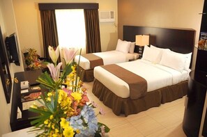 Suite Deluxe | Ropa de cama de alta calidad, edredón, escritorio y cortinas blackout 