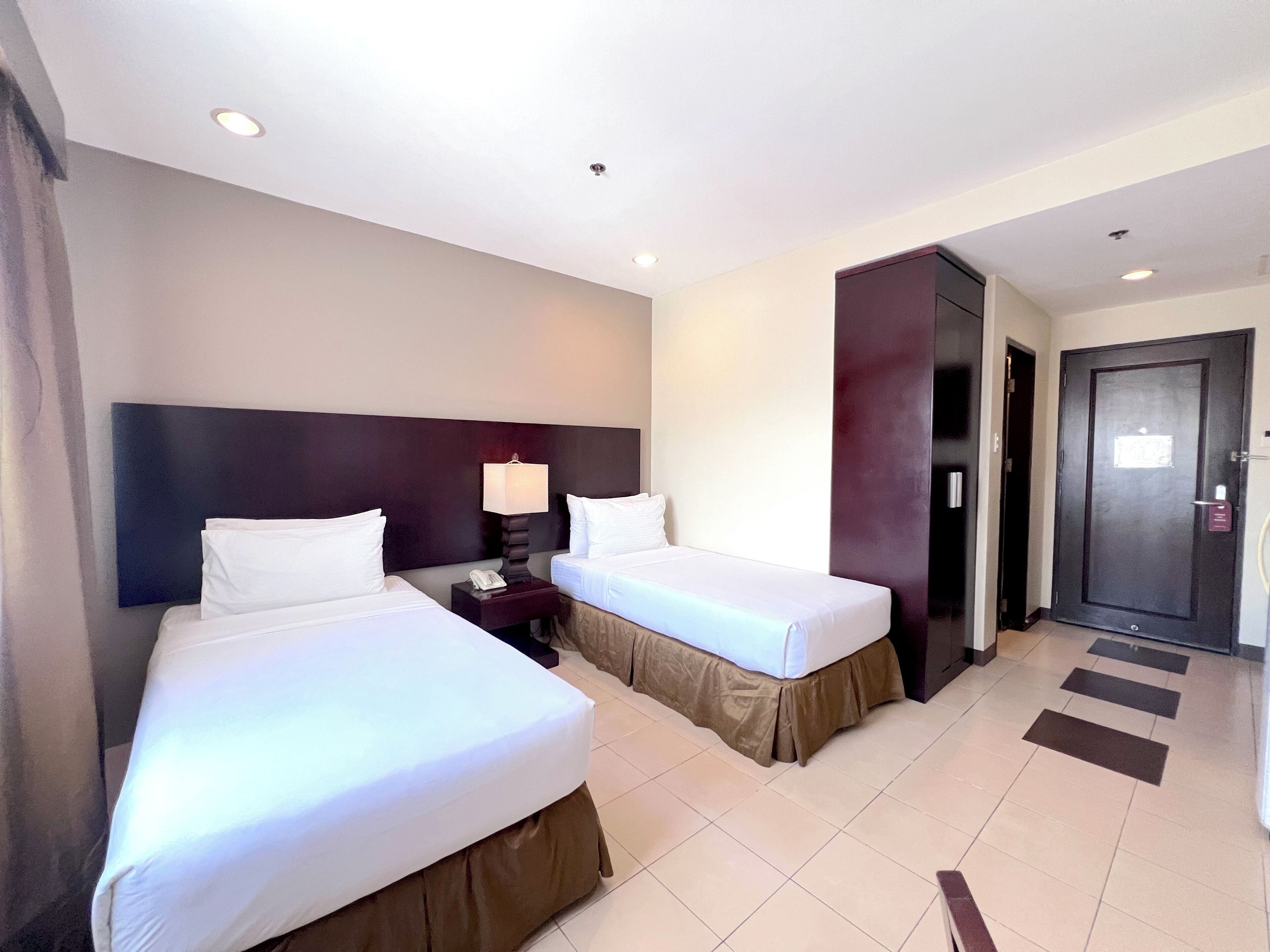 Suite superior | Ropa de cama de alta calidad, edredones de plumas, escritorio
