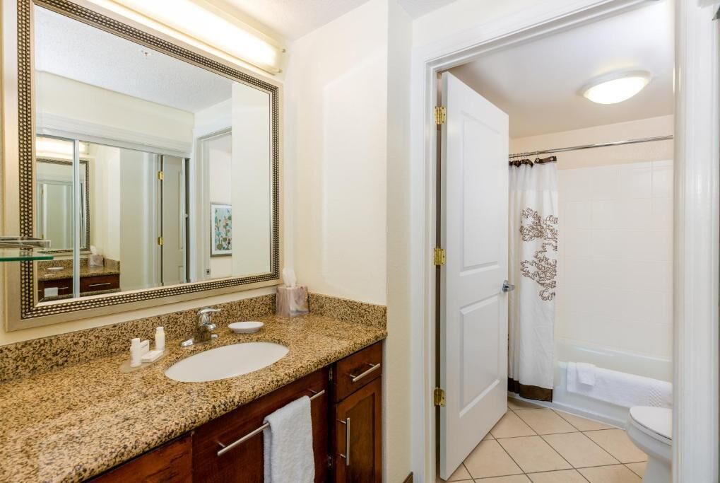 suite, 2 bedrooms (mobility accessible, tub) | bathroom | combined shower/bathtub, free toiletries, hair dryer, towels