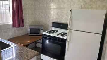 Camera, 1 letto king, cucina | Cucina privata | Frigorifero, microonde