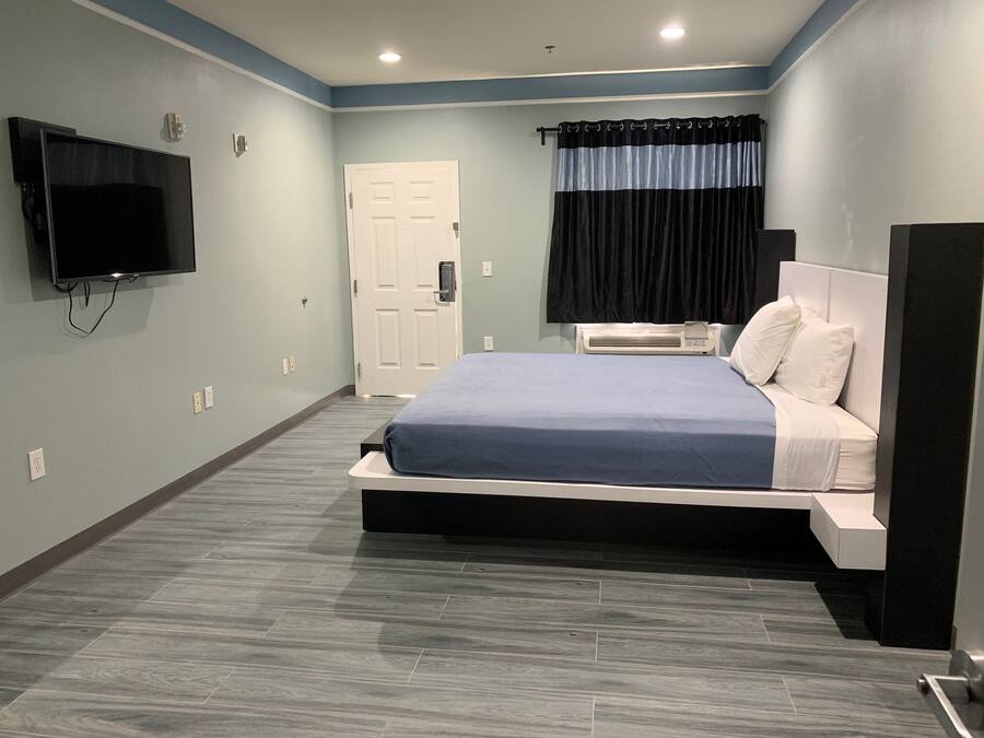 Desk, iron/ironing board, rollaway beds, free WiFi