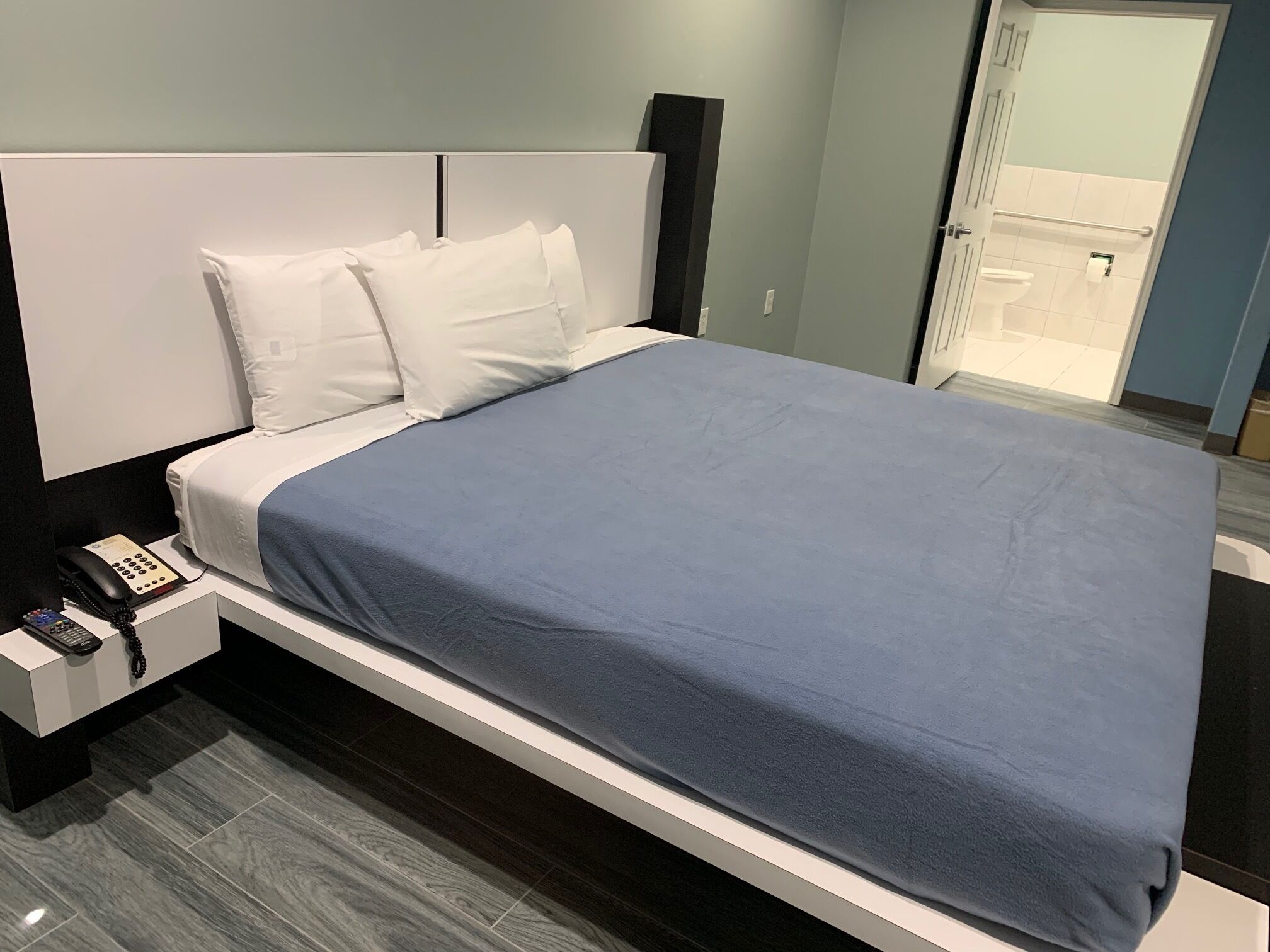 Rum - 1 kingsize-säng - bubbelbad | Skrivbord, strykjärn/strykbräda, extrasängar och gratis wi-fi