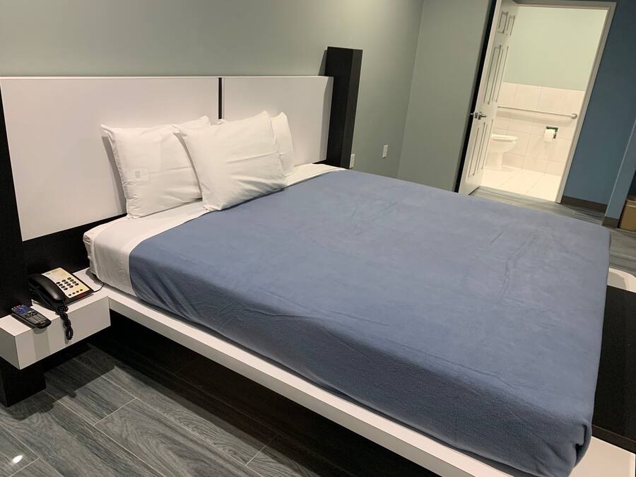 Room, 1 King Bed, Jetted Tub