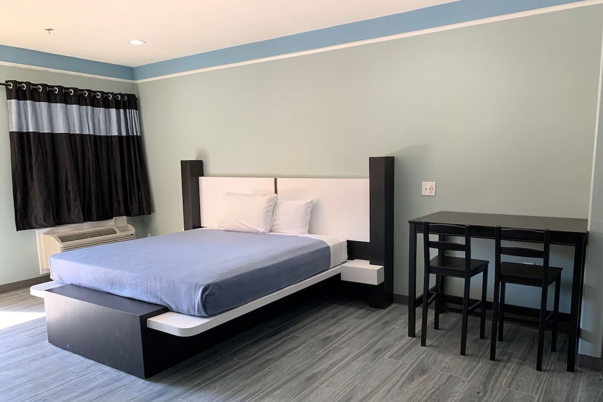 Habitación, 1 cama King size, hidromasaje | Escritorio, tabla de planchar con plancha, camas extra y wifi gratis