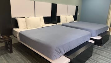 Doppelzimmer, 2 Doppelbetten | Schreibtisch, Bügeleisen/Bügelbrett, Zustellbetten, kostenloses WLAN