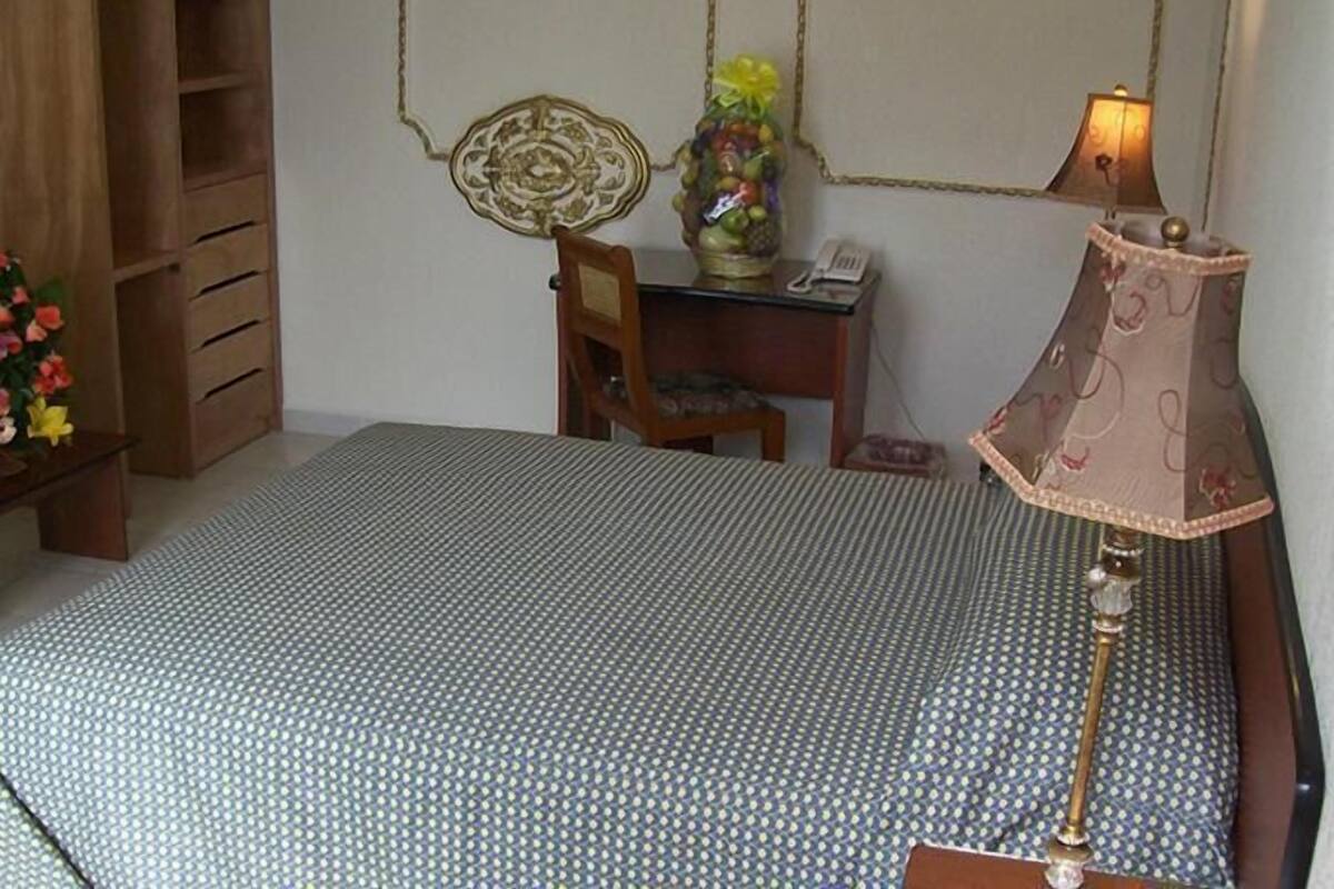 Family room | Down duvets, desk, iron/ironing board (on request), free WiFi