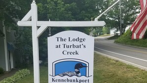 A sign for The Lodge at Turbat's Creek in Kennebunkport, Maine, indicating a vacancy. - The Lodge at Turbat's Creek (Kennebunkport)