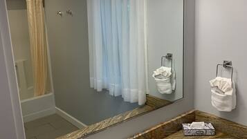 Combined shower/tub, free toiletries, hair dryer, towels