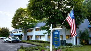 A hotel with a sign indicating it's the Lodge at Turbat's Creek. - The Lodge at Turbat's Creek (Kennebunkport)