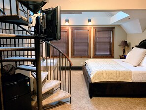 Loft Suite, 1 King Bed (Suite 303) | Premium bedding, pillowtop beds, desk, iron/ironing board - Iowa House (Ames)