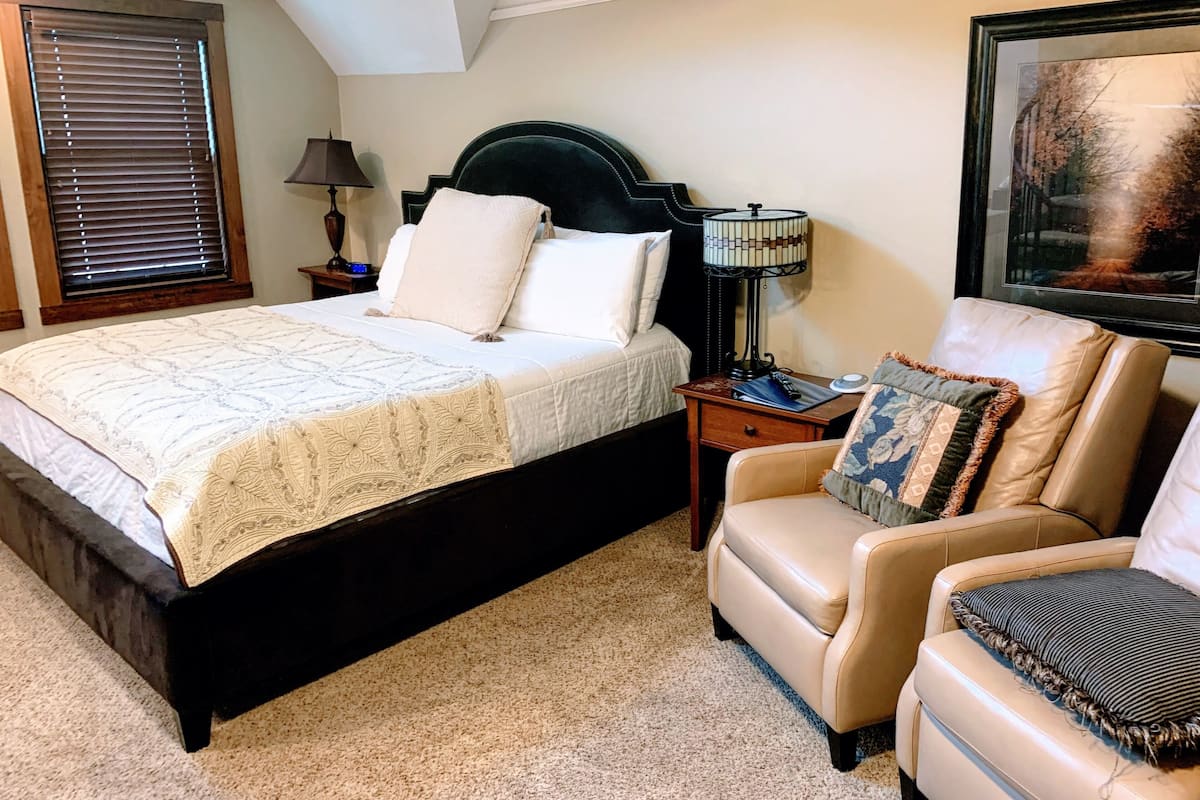 Ropa de cama de alta calidad, colchones con pillow-top y escritorio