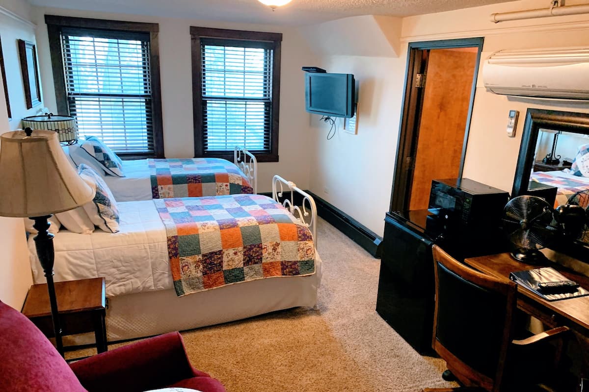 Ropa de cama de alta calidad, colchones con pillow-top y escritorio