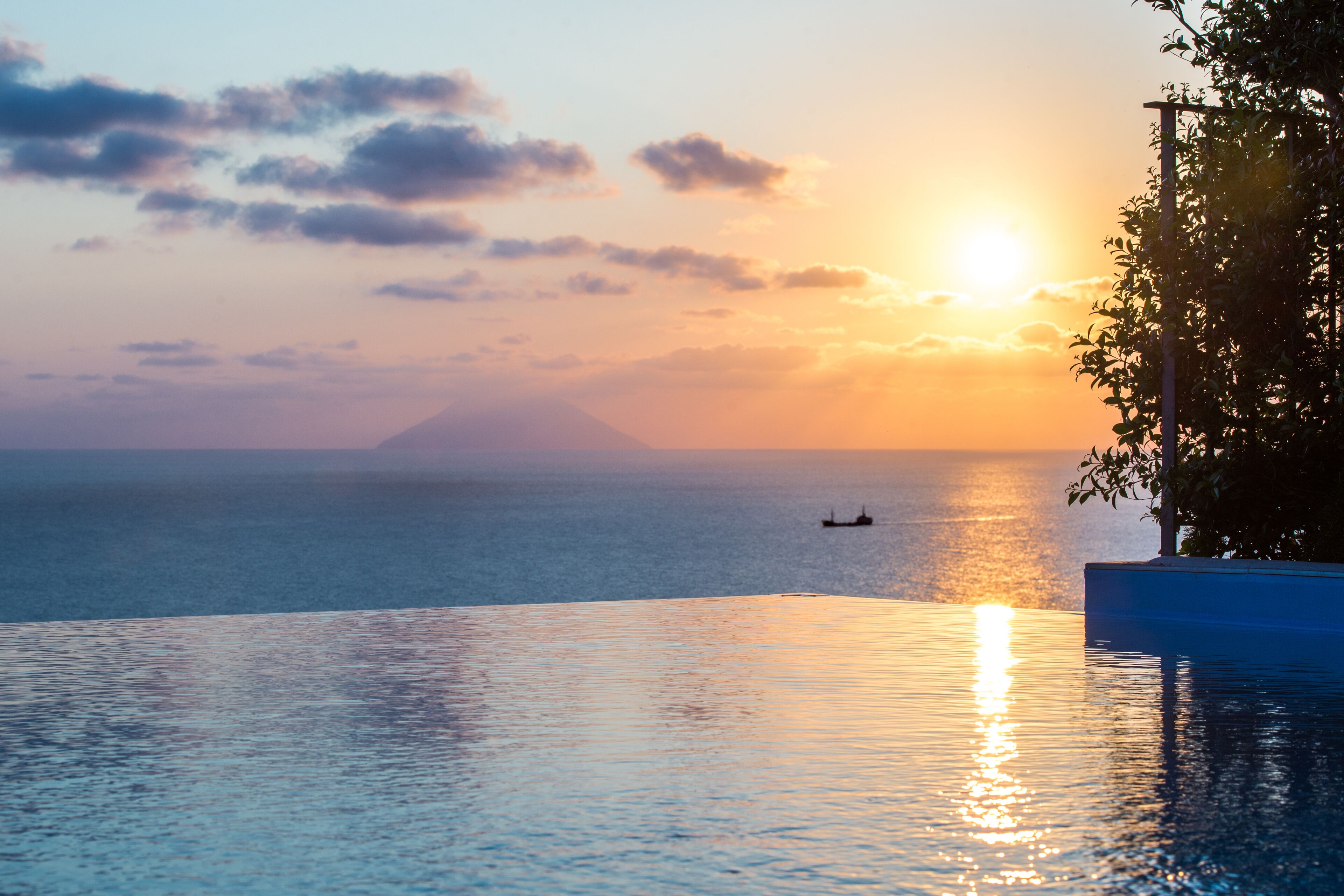 حمّام سباحة خارجي موسمي، مظلات على حمّام السباحة، مقاعد للتشمس