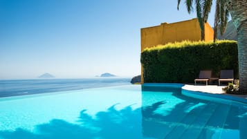 Piscina stagionale all'aperto, ombrelloni da piscina, lettini