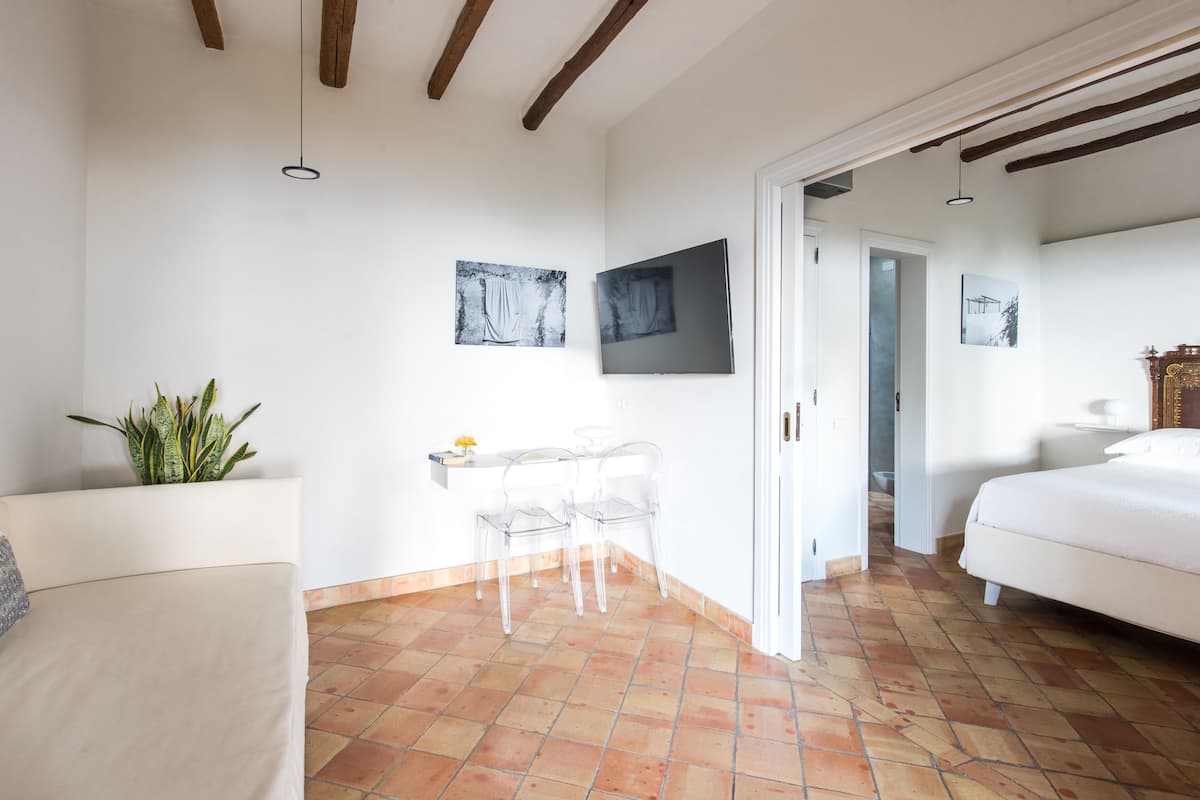 1 bedroom, premium bedding, minibar, in-room safe