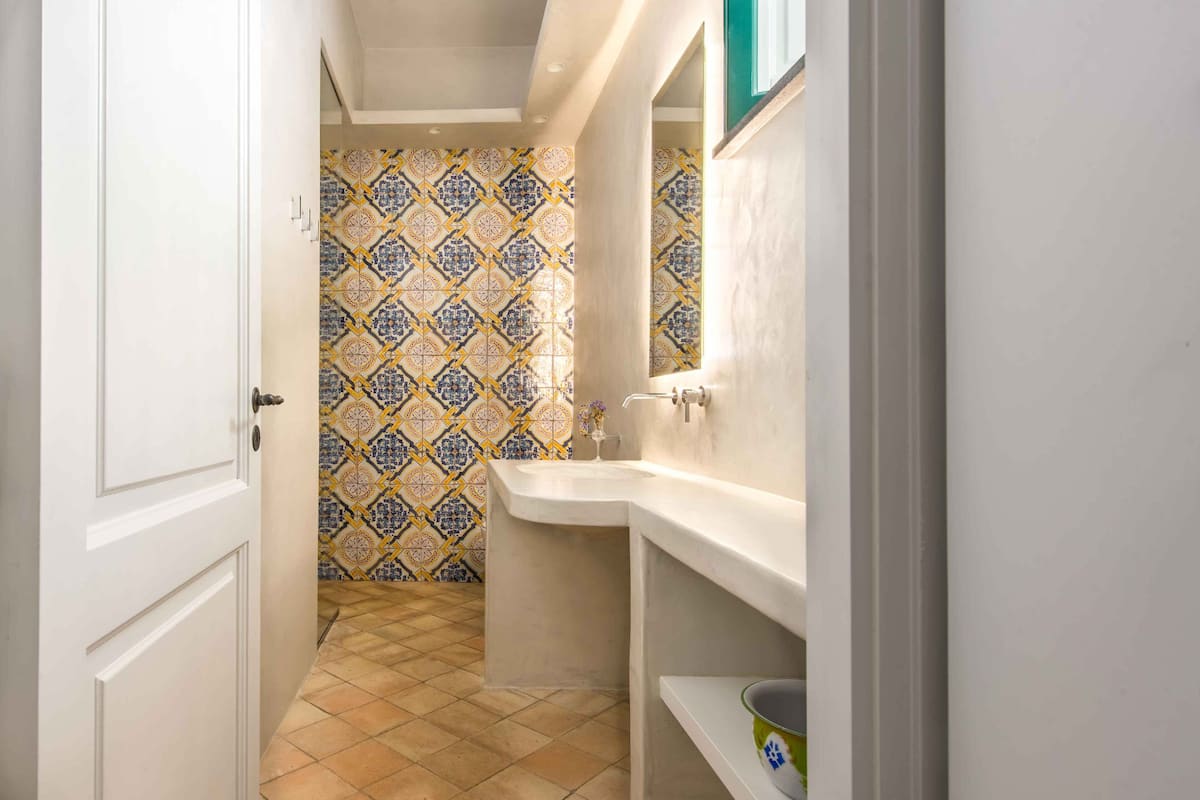 Master Suite | Bathroom | Shower, free toiletries, hair dryer, bidet