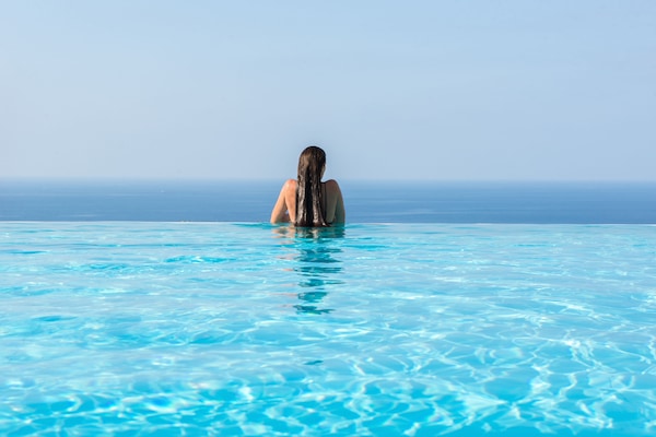 Piscina stagionale all'aperto, ombrelloni da piscina, lettini