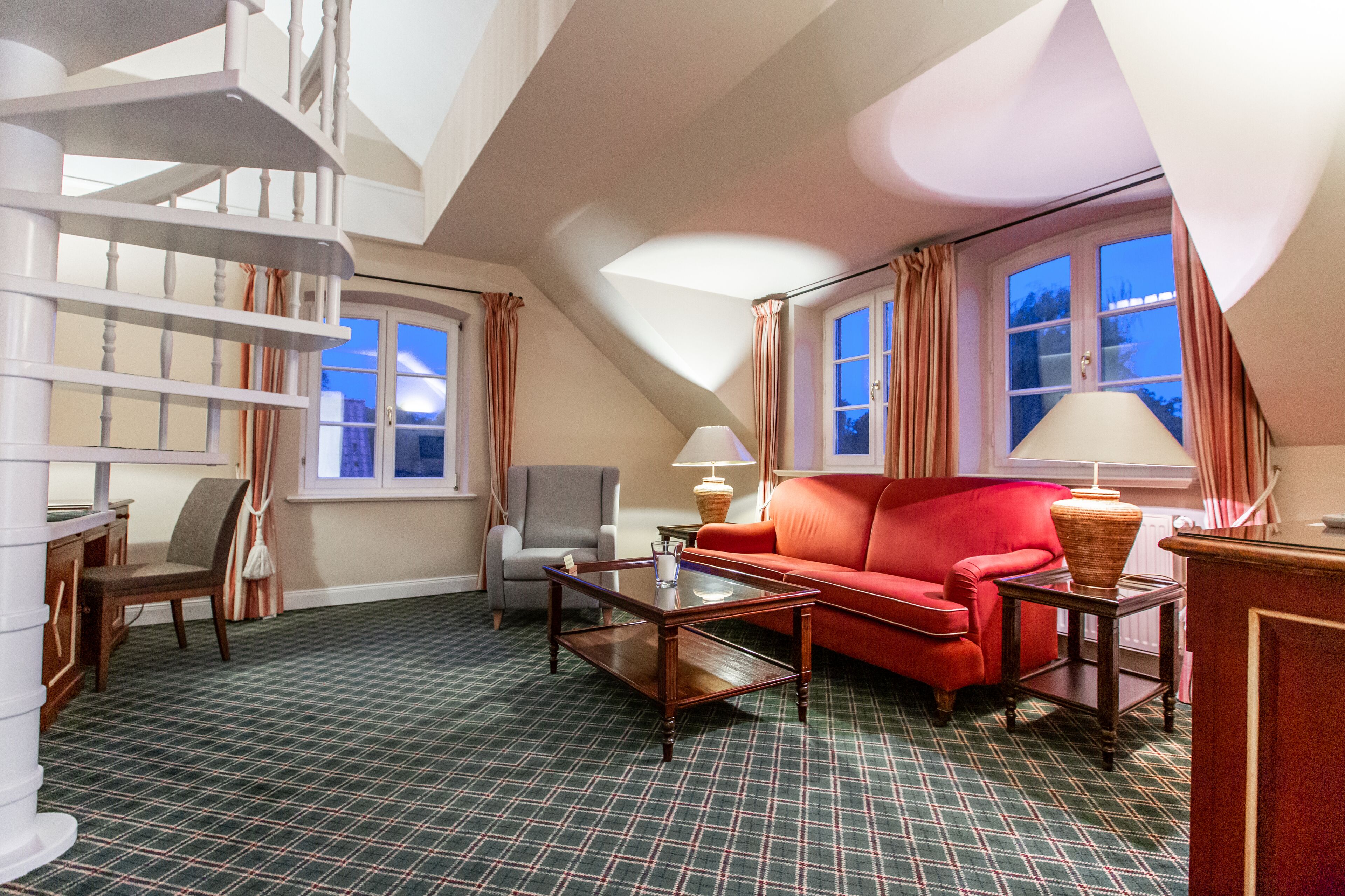 deluxe suite | living area | flat-screen tv