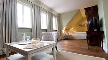 Roupas de cama premium, frigobar, cofres nos quartos