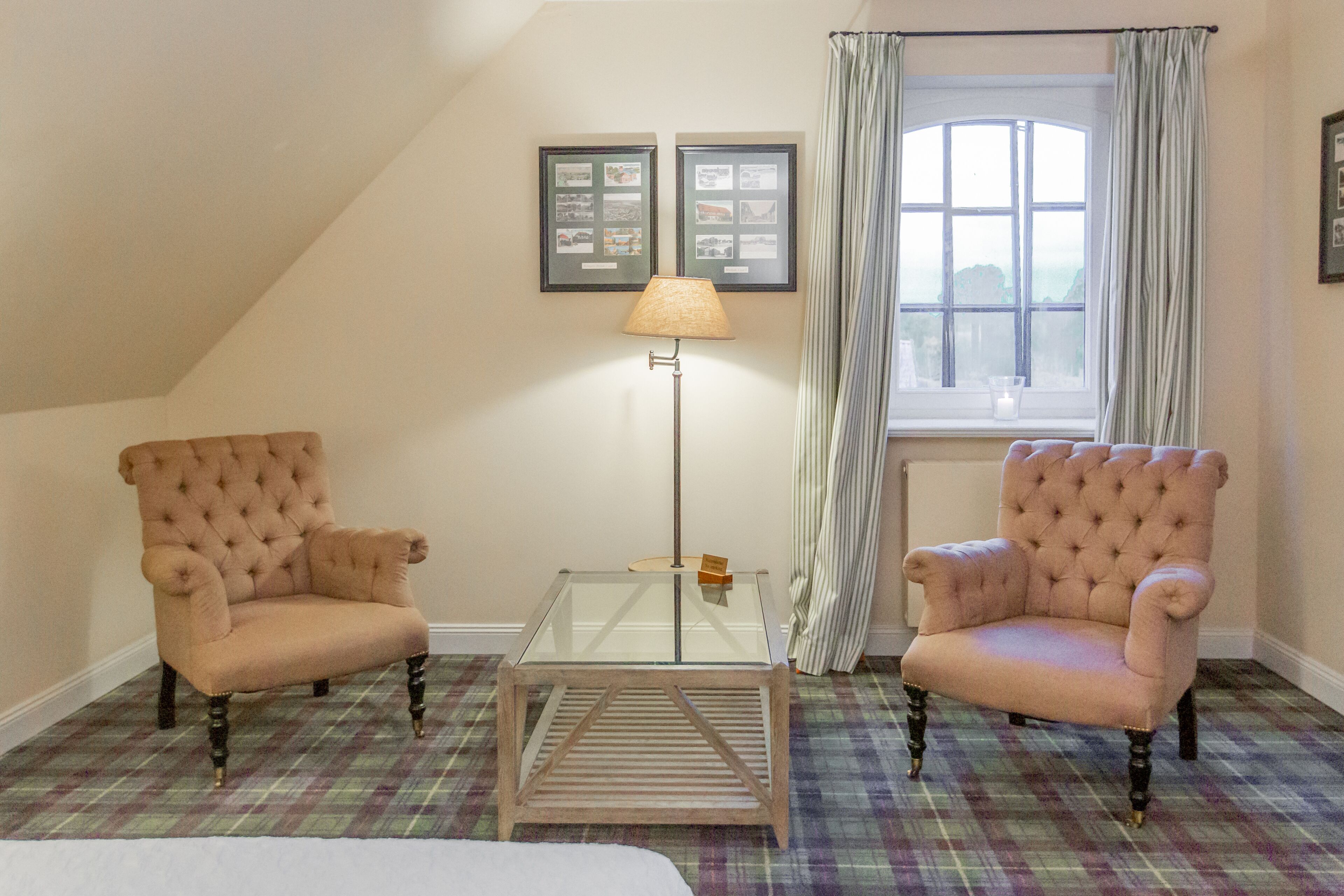 deluxe suite | living area | flat-screen tv