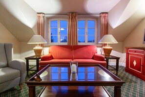 Suite – deluxe | Oppholdsområde | Flatskjerm-TV