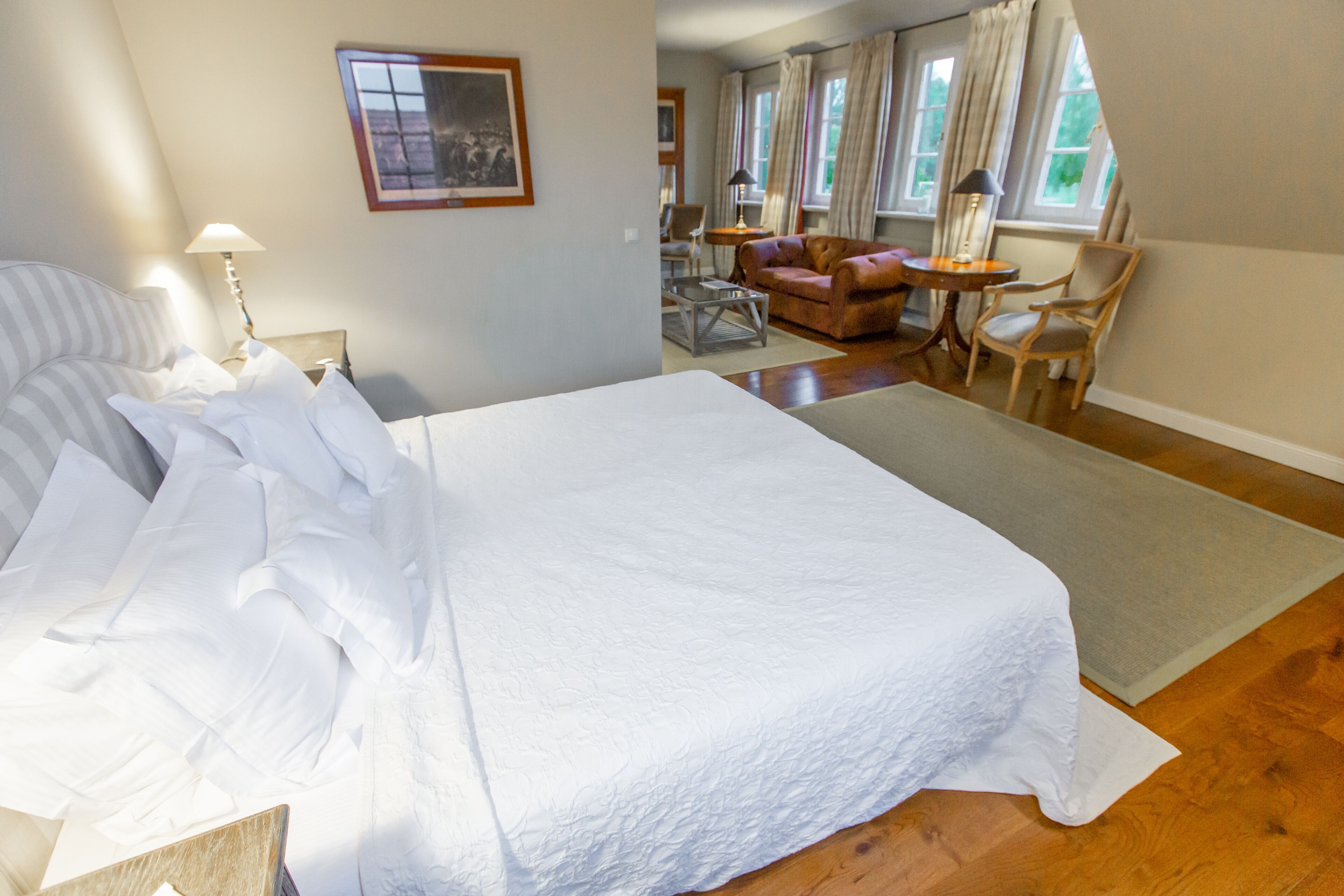 Deluxe-sviitti | Ylelliset vuodevaatteet, minibaari, tallelokero huoneessa