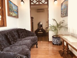 小型套房, 1 张特大床 | 起居区 | LED 电视、DVD 播放器