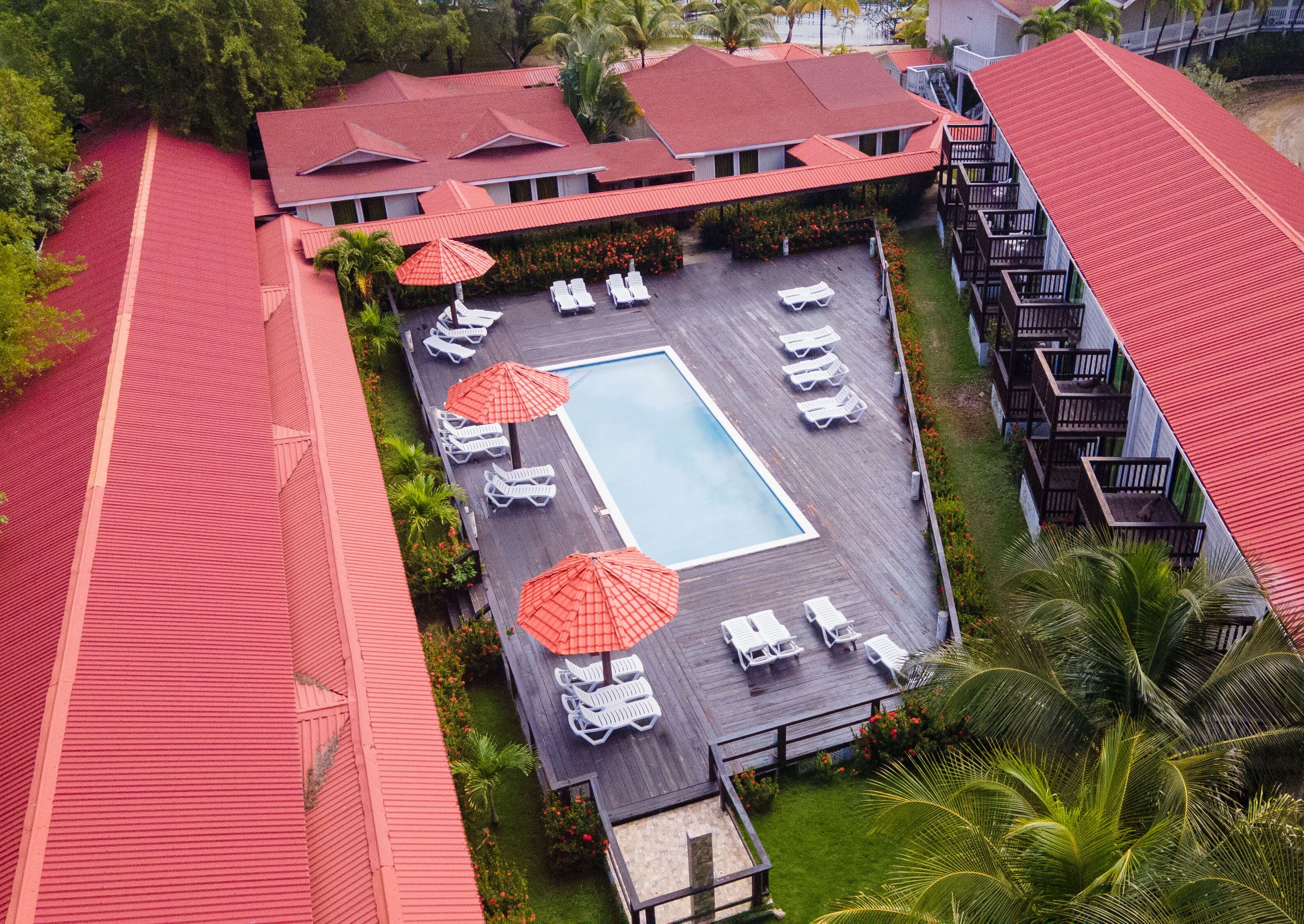 3 piscines extérieures