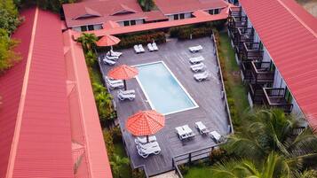 3 piscines extérieures