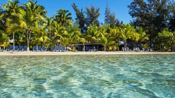 Plage privée, chaises longues, plongée sous-marine, snorkeling