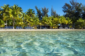 Private beach, sun loungers, scuba diving, snorkeling - Fantasy Island Beach Resort, Dive and Marina All Inclusive (Roatan)