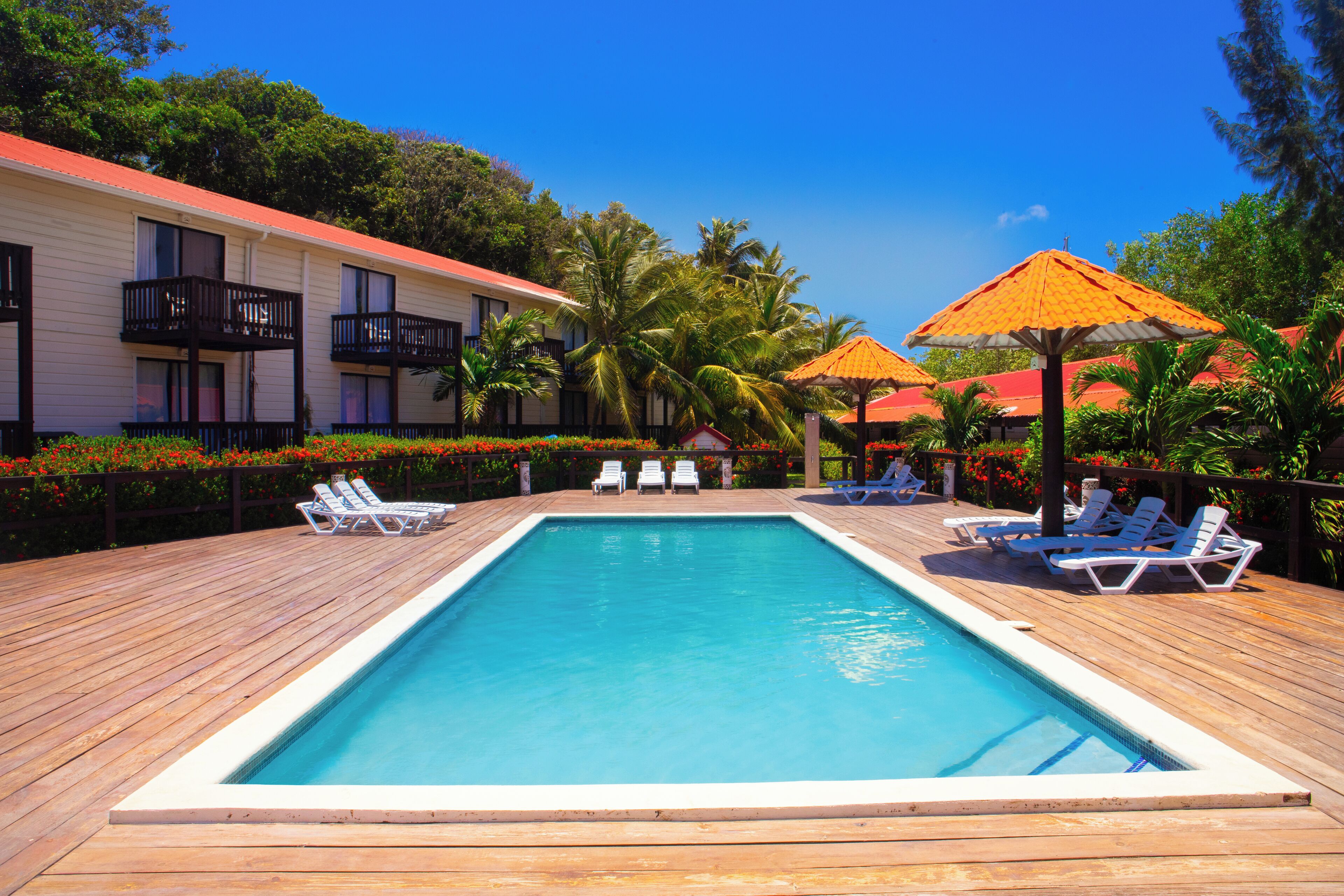 3 albercas al aire libre 