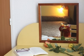 In-room safe, iron/ironing board, free cots/infant beds, free WiFi - Hotel Florida (Lourdes)