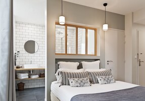 Ropa de cama de alta calidad y caja de seguridad en la habitación 