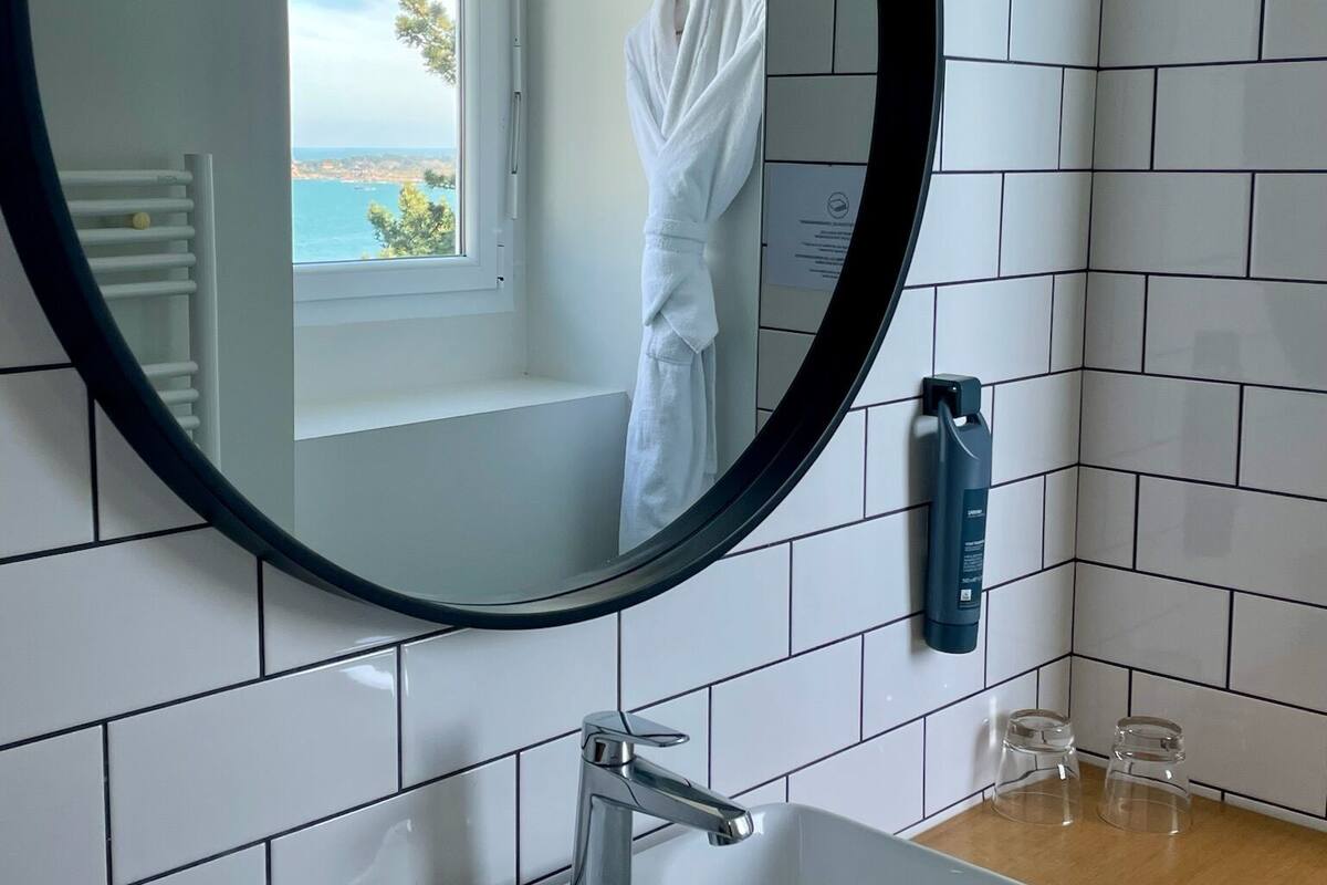 superior triple room, sea view | bathroom | free toiletries, hair dryer, bathrobes, towels