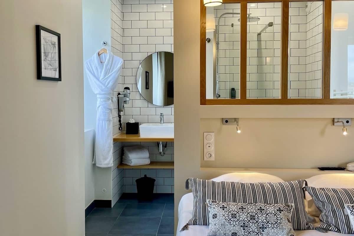 Superior Triple Room, Sea View | Premium bedding, in-room safe, desk, laptop workspace