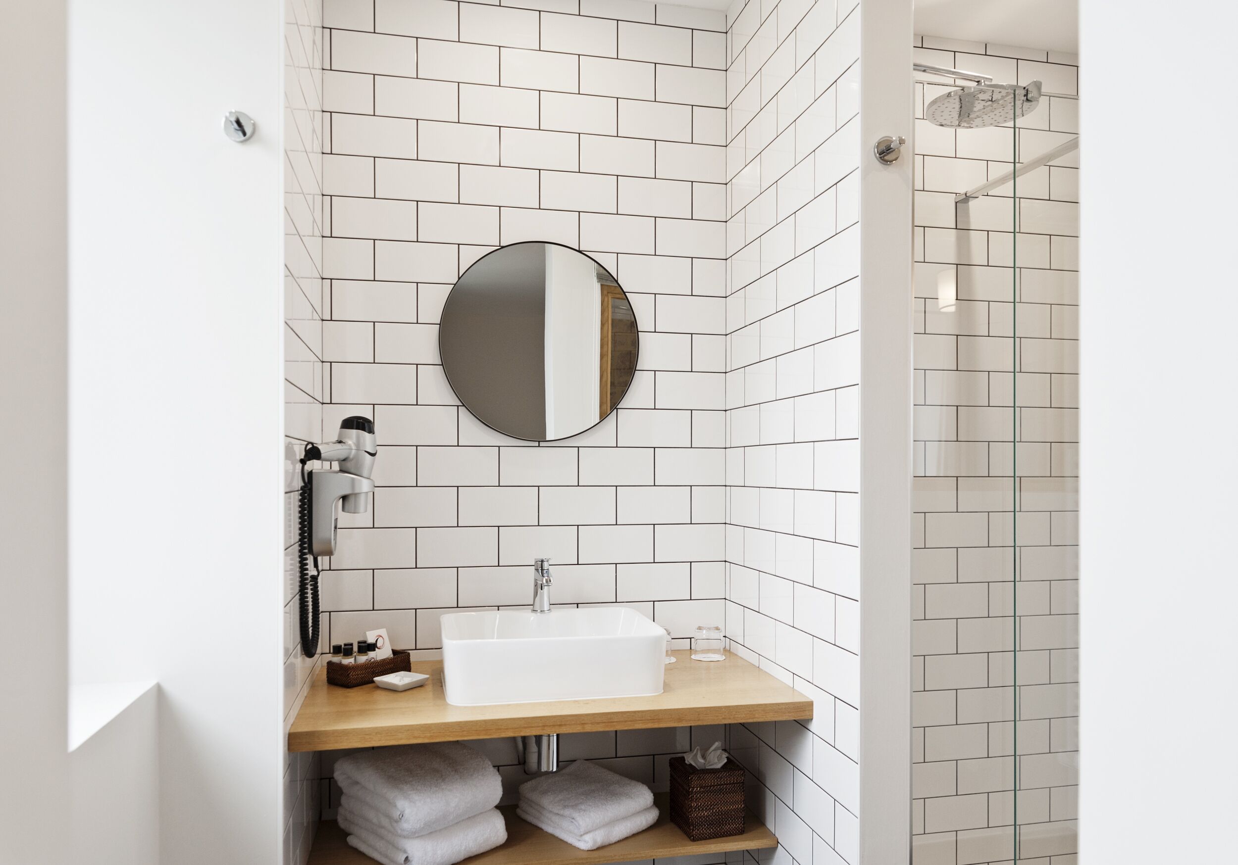 superior triple room, sea view | bathroom | free toiletries, hair dryer, bathrobes, towels