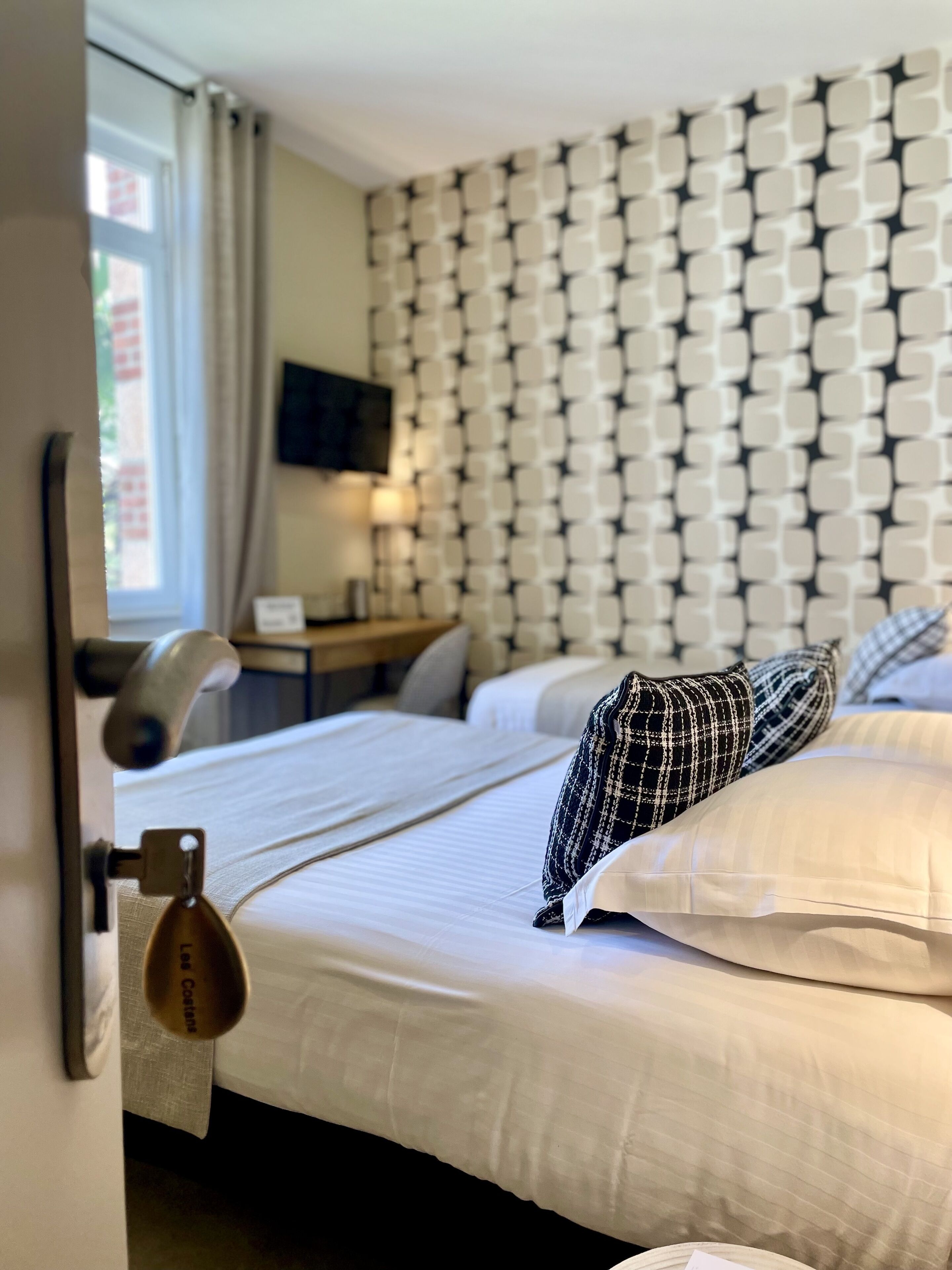 premium bedding, in-room safe, desk, laptop workspace