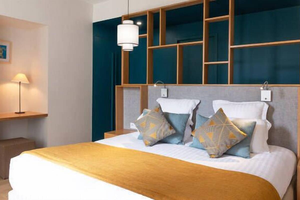 Superior Garden View | Bathroom | Free toiletries, hair dryer, bathrobes, towels