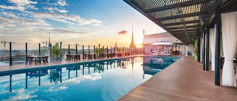 Outdoor pool, open 8:00 AM to 10:00 PM, pool loungers