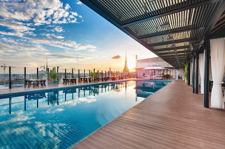 室外游泳池,08:00 至 22:00 开放,日光浴躺椅. 金界综合度假酒店