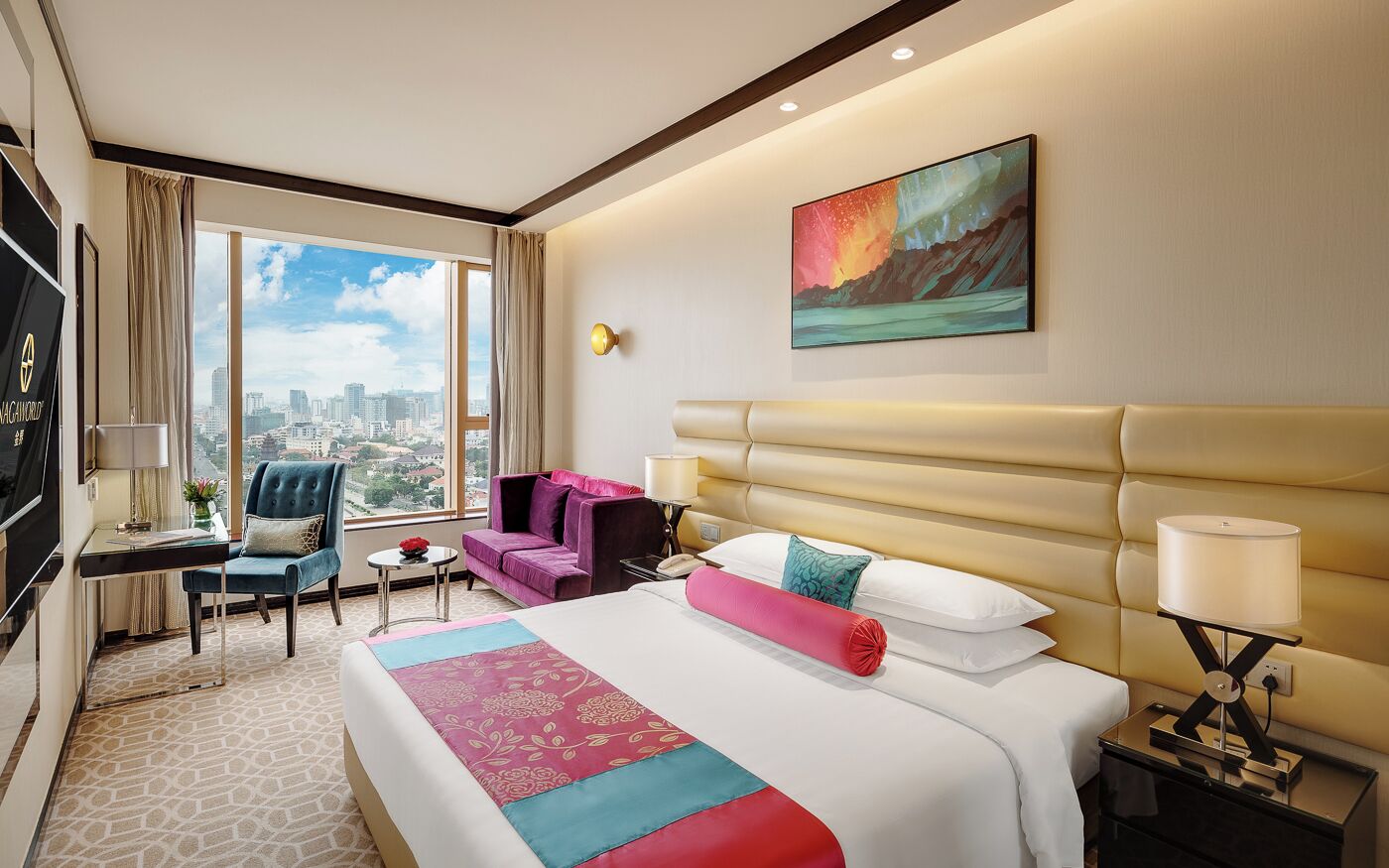 Superior Room City View @ NagaWorld 2 | 高档床上用品、迷你吧、客房内保险箱、特色装修