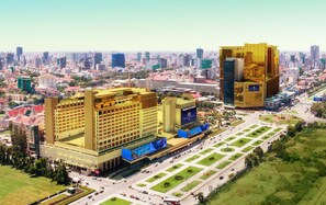 Un grand hôtel à étages, doté d’une cour intérieure et d’un panneau publicitaire bien visible.