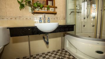 Royal Double Room | Bathroom | Shower, free toiletries, slippers, towels