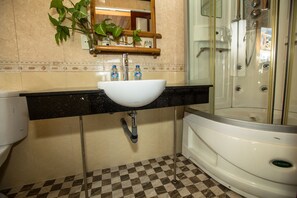 Royal Double Room | Bathroom | Shower, free toiletries, slippers, towels - Annam Junk (Ha Long)