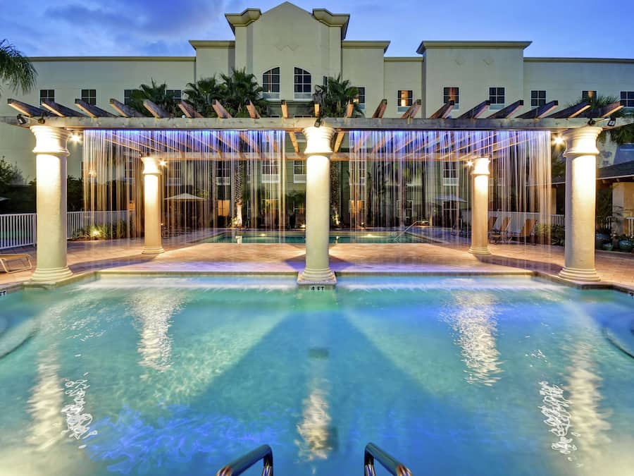 2 hồ bơi ngoài trời