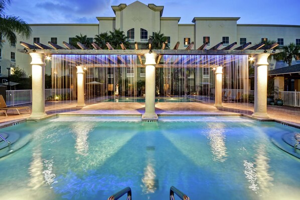 2 개의 야외 수영장