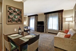 Caja de seguridad en la habitación y escritorio